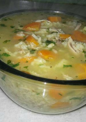 صورة لوصفة شوربة الدجاج والرز بالخضار 🍲🍜