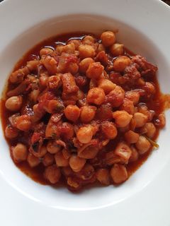 Una foto de Garbanzos con calamares (o pota) con tomate