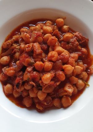 Una foto de Garbanzos con calamares (o pota) con tomate