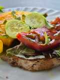 Tartine tomate, chèvre, miel et thym