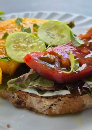Une photo de Tartine tomate, chèvre, miel et thym