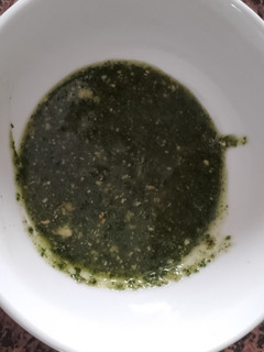 Una foto de Picada de albahaca, perejil y frutos secos