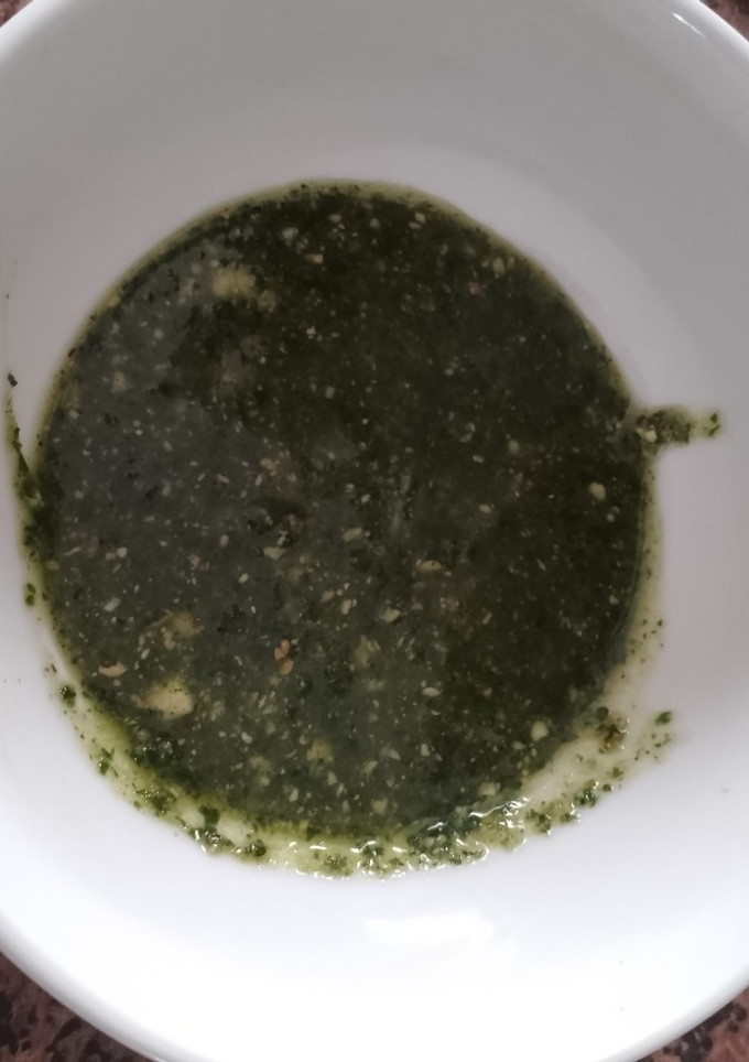 Una foto de Picada de albahaca, perejil y frutos secos
