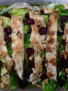 Una foto de Ensalada de arándanos con pollo