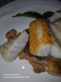 Una foto de Corvina en salsa de frutos secos 😋