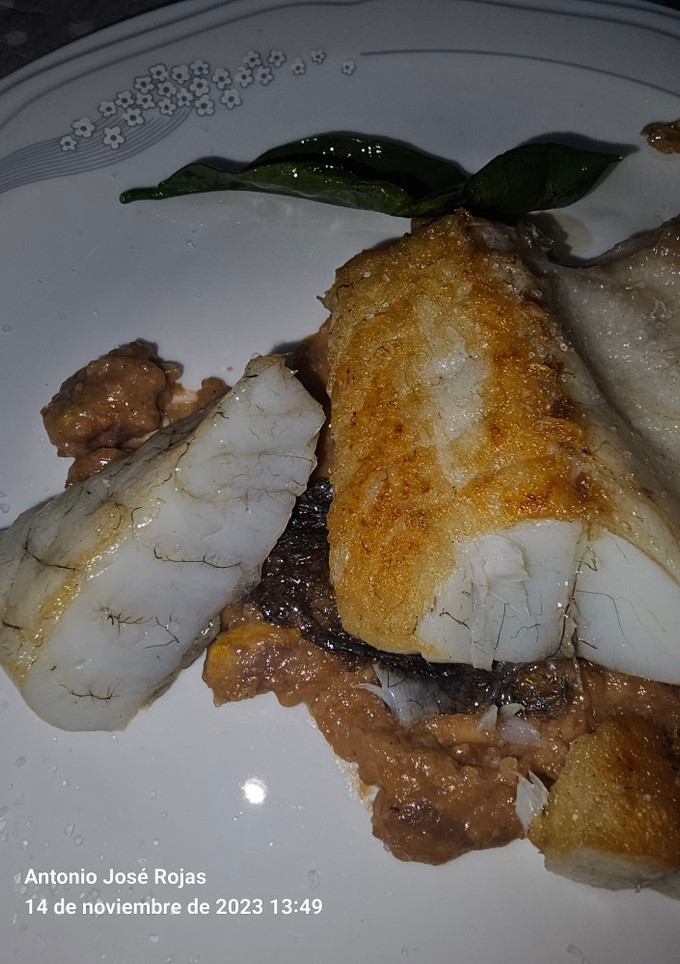 Una foto de Corvina en salsa de frutos secos 😋