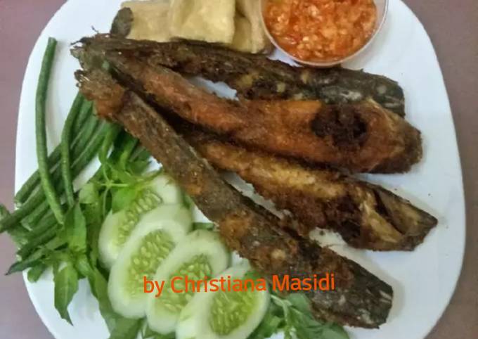 Wajib coba! Resep gampang memasak Lele Goreng Bumbu Rempah Sambel Bawang Mentah dijamin enak