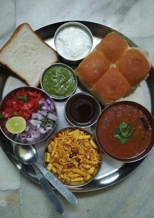 A picture of Misal pav.