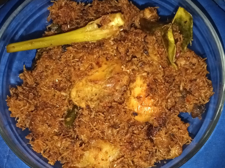 Langkah Mudah untuk Menyiapkan Ayam serundeng kelapa, Enak Banget