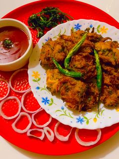 পেঁয়াজ ধনেপাতা পকোড়া (peaj dhonepata pakoda recipe in bengali) রেসিপির প্রধান ছবি