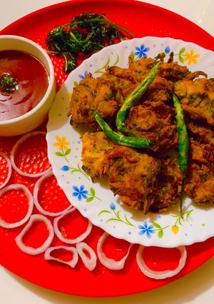 পেঁয়াজ ধনেপাতা পকোড়া (peaj dhonepata pakoda recipe in bengali) রেসিপির প্রধান ছবি