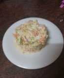 Ensalada mixta de col y cogollo con langostinos, palitos de cangrejo, piña y salsa rosa