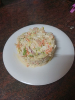 Una foto de Ensalada mixta de col y cogollo con langostinos, palitos de cangrejo, piña y salsa rosa