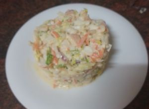 Una foto de Ensalada mixta de col y cogollo con langostinos, palitos de cangrejo, piña y salsa rosa
