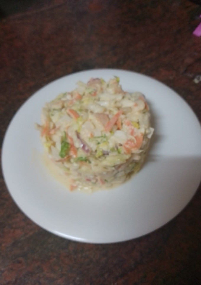 Una foto de Ensalada mixta de col y cogollo con langostinos, palitos de cangrejo, piña y salsa rosa