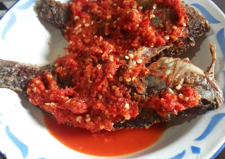 Ikan mujair sambel pecak