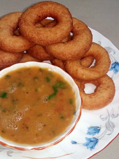 सांबर बड़ा (sambar vada recipe in Hindi) रेसिपी मुख्य फोटो