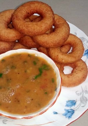 सांबर बड़ा (sambar vada recipe in Hindi) रेसिपी मुख्य फोटो