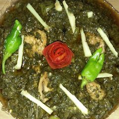 A picture of Palak chicken.