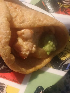 Una foto de Fajitas de pollo y verduras con guacamole