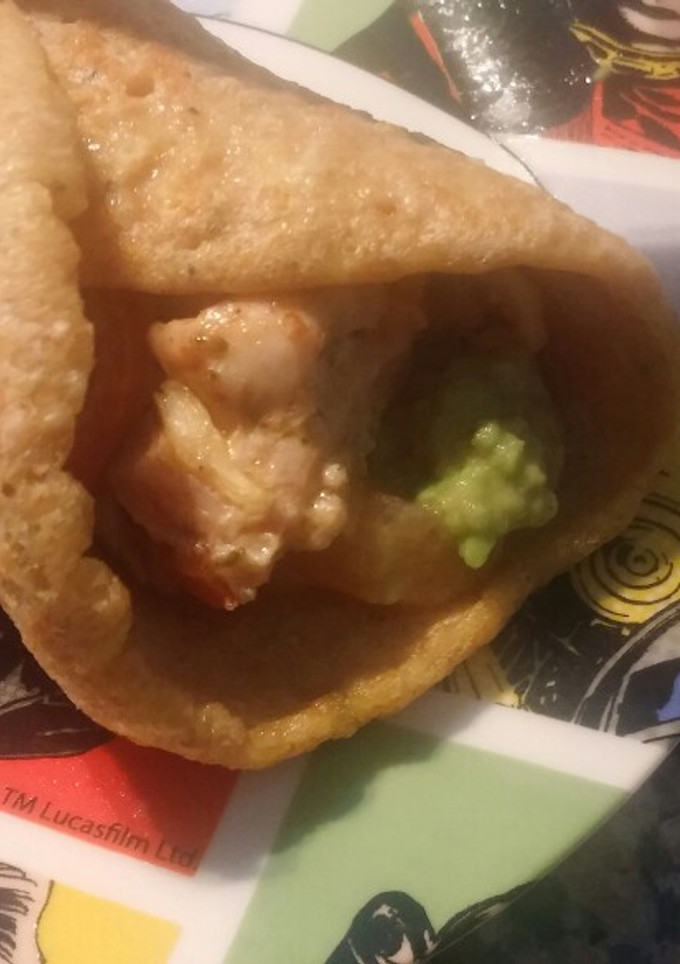 Una foto de Fajitas de pollo y verduras con guacamole