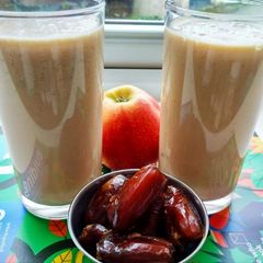 A picture of Apple & date smoothie.