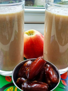 A picture of Apple & date smoothie.
