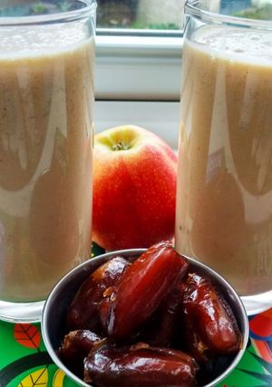 A picture of Apple & date smoothie.