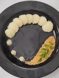 રવા ઈડલી (Rava Idli Recipe In Gujarati) રેસીપી મુખ્ય ફોટો