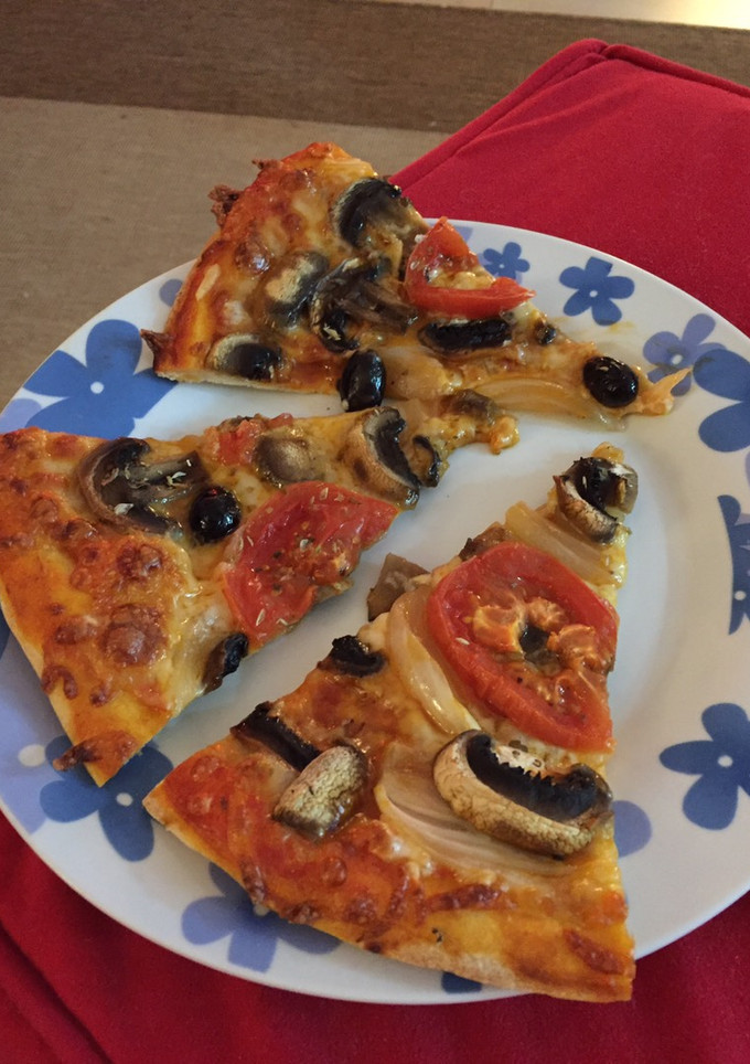 Una foto de Pizza champiñones y tomate