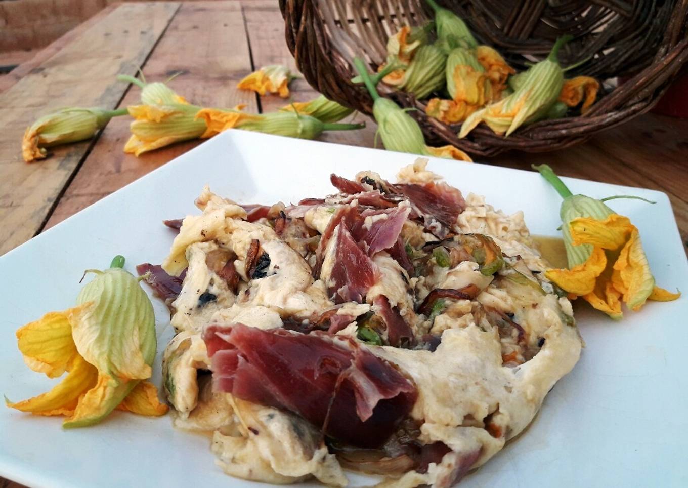 Revuelto de flores de calabaza y jamón