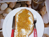 Tostada con requesón, miel y polen de abeja