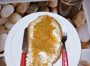Foto principal de Tostada con requesón, miel y polen de abeja