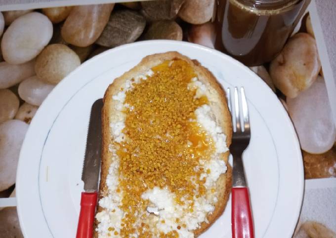 Tostada con requesón, miel y polen de abeja Receta de jluiscaro63- Cookpad