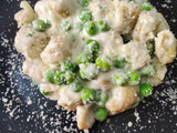Gnocchetti di tofu e avena, con panna e piselli