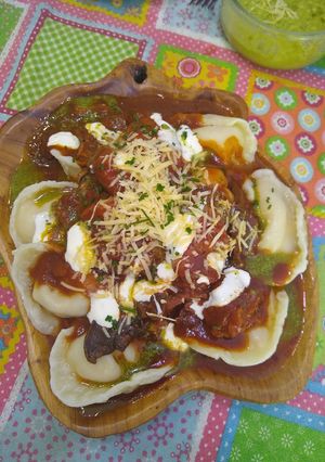 Una foto de Agnolotis rellenos de ricotta con estofado de pollo