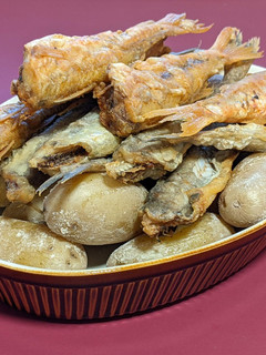Una foto de Fritura de pescado con papas arrugadas