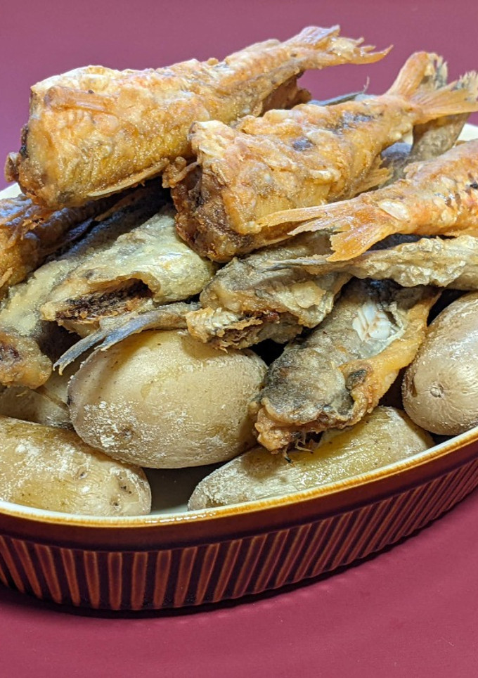 Una foto de Fritura de pescado con papas arrugadas