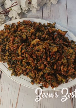 A picture of Pyaaz Paalak Pakodi/Spinach Onion Pakodi.