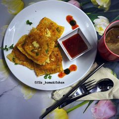 A picture of Bhetki Peyaj Posto Fried Ravioli.