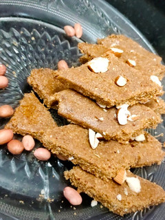 நிலக்கடலை கட்லி with நாட்டுச்சர்க்கரை(Peanut katli recipe) செய்முறை முக்கிய புகைப்படம்