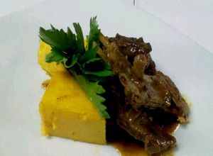Una foto de Cordero horneado con polenta