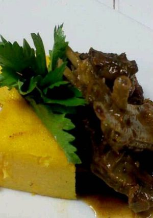 Una foto de Cordero horneado con polenta