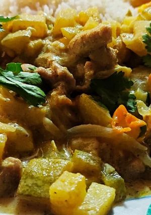 Una foto de Pollo con calabacín y leche de coco