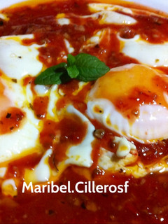 Una foto de -Huevos fritos a la rabiatta-