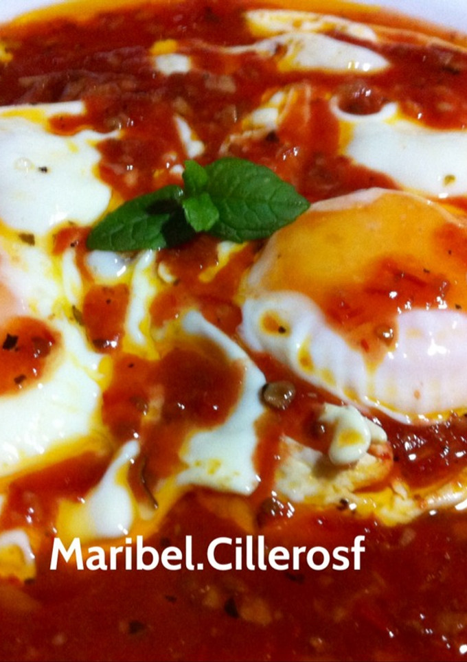 Una foto de -Huevos fritos a la rabiatta-