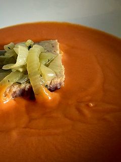 Una foto de Atún escabechado con salmorejo