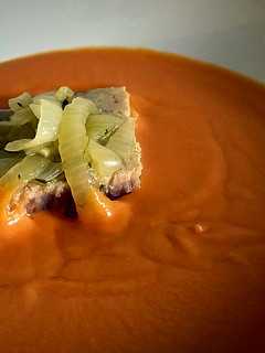 Una foto de Atún escabechado con salmorejo