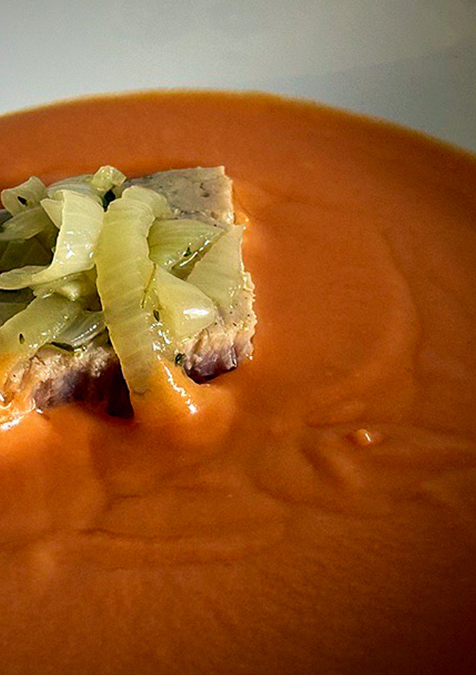 Una foto de Atún escabechado con salmorejo