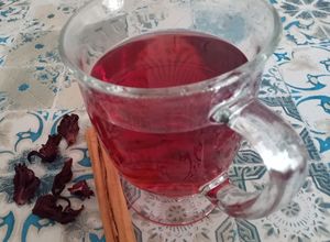 Una foto de Té de canela y jamaica☕🧡❤️